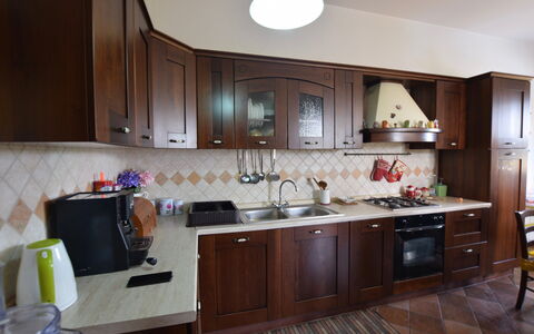 Villa Margi: Cocina, Aparato De Cocina, Electrodoméstico, Mostrador, Madera, Mueble, Diseño De Interiores, Gabinetes, Piso, Estufa De Cocina