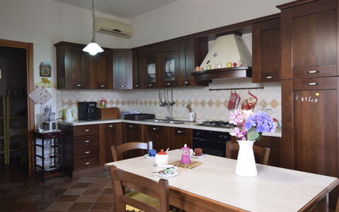 Villa Margi: Mueble, Cocina, Piso, Madera, Diseño De Interiores, Mostrador, Gabinetes, Aparato De Cocina, Suelo, Alacena