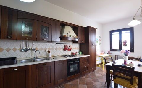 Villa Margi: Cocina, Diseño De Interiores, Madera, Piso, Mueble, Mostrador, Suelo, Aparato De Cocina, Electrodoméstico, Habitación