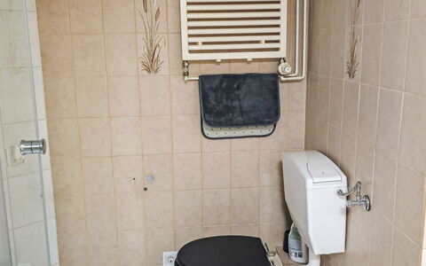 Breite Straße: Asiento Del Baño, Baño, Baño, Arreglo De Tubería, Piso, Suelo, Plomería, Diseño De Interiores, Loseta, Lavabo
