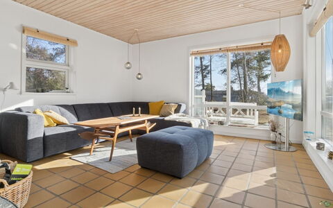 Adde - 150M from the Sea: Piso, Suelo, Madera, Mueble, Suelos De Madera, Diseño De Interiores, Sofá, Sala, Casa, Suelo Laminado