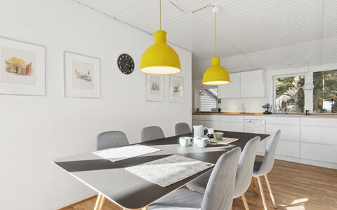 Adde - 150M from the Sea: Mueble, Diseño De Interiores, Piso, Madera, Silla, Suelo, Techo, Lámpara, Cocina Y Comedor Mesa, Comedor