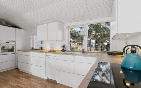 Adde - 150M from the Sea: Piso, Madera, Cocina, Diseño De Interiores, Mostrador, Suelo, Techo, Suelos De Madera, Aparato De Cocina, Electrodoméstico