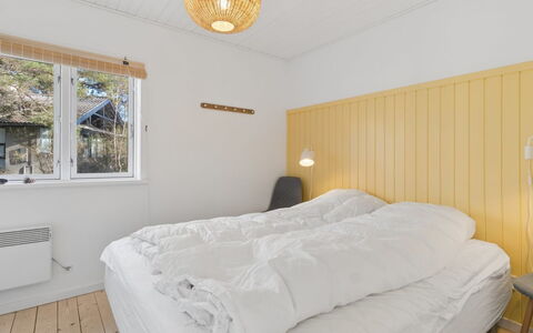 Adde - 150M from the Sea: Madera, Habitación, Cama, Techo, Diseño De Interiores, Suelo, Mueble, Piso, Lecho, Casa