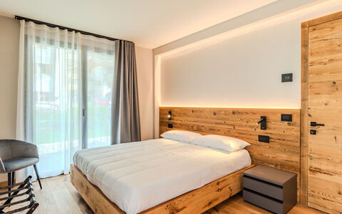 Antica Fontana: Diseño De Interiores, Madera, Piso, Mueble, Habitación, Suelo, Techo, Cama, Casa, Habitación
