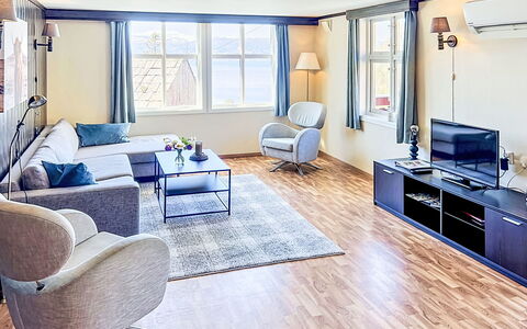 Floren: Mueble, Diseño De Interiores, Piso, Sofá, Suelo, Techo, Habitación, Sala, Departamento, Encendiendo