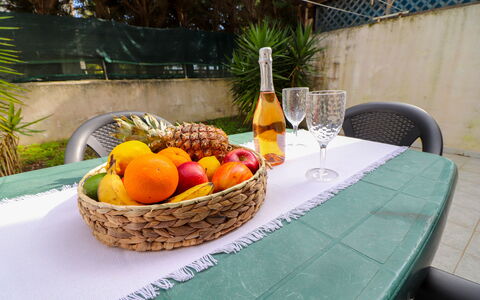 Amanda: Fruta, Vajilla, Mueble, Comida, Produce, Mesa, Utensilios Para Servir, Ingrediente, Manteles