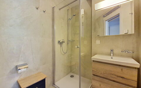 Manila 7: Piso, Arreglo De Tubería, Suelo, Baño, Diseño De Interiores, Lavabo Del Baño, Plomería, Mueble De Baño, Grifo, Espejo
