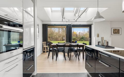 Arild - 700M from the Sea: Cocina, Diseño De Interiores, Mostrador, Piso, Mueble, Techo, Madera, Lámpara, Aparato De Cocina, Encendiendo