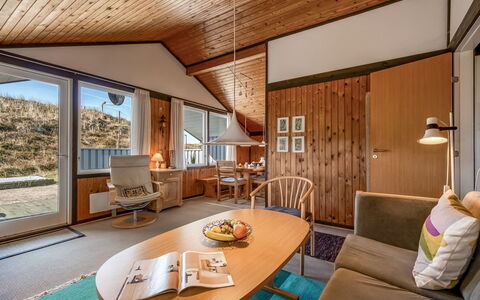 Flory - 400M from the Sea: Diseño De Interiores, Madera, Techo, Habitación, Suelo, Manchas De Madera, Lámpara, Marco, Madera Dura, Silla