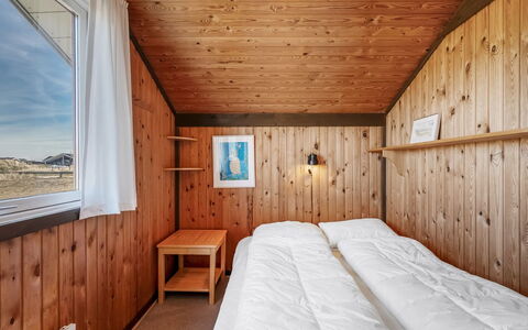 Flory - 400M from the Sea: Madera, Habitación, Casa, Cama, Techo, Lecho, Sábana, Marco De La Cama, Manchas De Madera, Madera Dura