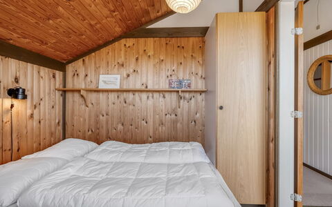 Flory - 400M from the Sea: Madera, Diseño De Interiores, Techo, Habitación, Suelo, Cama, Piso, Encendiendo, Casa, Lámpara
