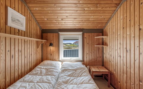 Flory - 400M from the Sea: Madera, Habitación, Suelo, Piso, Techo, Cama, Manchas De Madera, Sábana, Madera Dura, Lecho