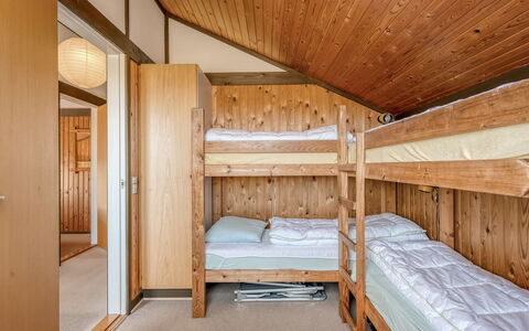 Flory - 400M from the Sea: Madera, Diseño De Interiores, Techo, Suelo, Habitación, Cama, Piso, Sábana, Lecho, Marco De La Cama