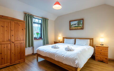 Fishermans Riverside Combi: Cama, Habitación, Madera, Sábana, Lecho, Marco De La Cama, Mueble, Diseño De Interiores, Techo, Mesita De Noche