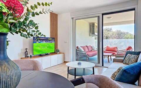 Karlo: Mueble, Diseño De Interiores, Pared, Piso, Techo, Sofá, Suelo, Sala, Habitación, Casa