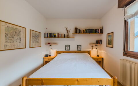 Ginepro: Cama, Mueble, Diseño De Interiores, Habitación, Lecho, Pared, Sábana, Piso, Suelo, Madera
