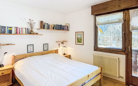 Ginepro: Cama, Mueble, Diseño De Interiores, Habitación, Pared, Lecho, Sábana, Piso, Madera, Suelo