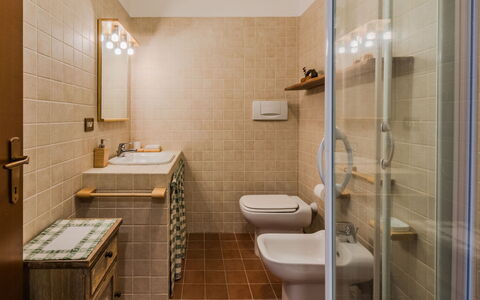 Ginepro: Pared, Piso, Baño, Suelo, Arreglo De Tubería, Diseño De Interiores, Lavabo Del Baño, Plomería, Encendiendo, Baño