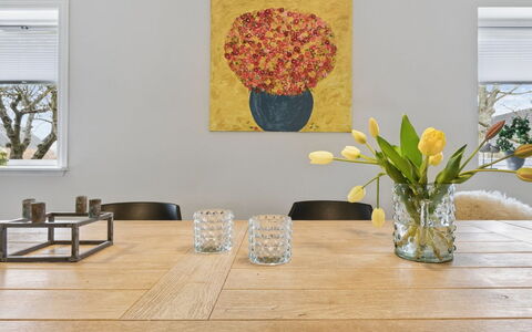 Grette - 600M from the Sea: Mueble, Piso, Mesa, Madera, Suelo, Diseño De Interiores, Comedor, Cocina Y Comedor Mesa, Silla, Vajilla