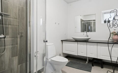 Grette - 600M from the Sea: Piso, Arreglo De Tubería, Diseño De Interiores, Suelo, Baño, Lavabo, Techo, Mueble De Baño, Lavabo Del Baño, Plomería