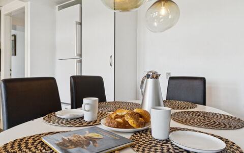 Strandulf - 1Km from the Sea: Mueble, Madera, Diseño De Interiores, Piso, Suelo, Silla, Habitación, Techo, Sala, Departamento