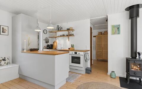 Ermelina - 150M from the Sea: Piso, Cocina, Diseño De Interiores, Madera, Suelo, Mueble, Aparato De Cocina, Techo, Mostrador, Gabinetes