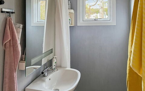 Ermelina - 150M from the Sea: Baño, Arreglo De Tubería, Pared, Diseño De Interiores, Lavabo Del Baño, Piso, Lavabo, Suelo, Textil, Grifo