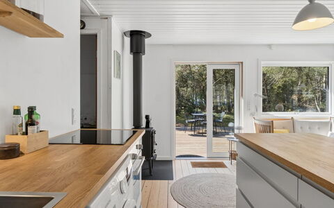 Ermelina - 150M from the Sea: Cocina, Mostrador, Piso, Madera, Diseño De Interiores, Mueble, Suelo, Aparato De Cocina, Suelos De Madera, Gabinetes