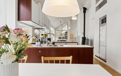 Aarre - 1Km from the Sea: Diseño De Interiores, Mueble, Piso, Lámpara, Techo, Madera, Cocina, Suelo, Mostrador, Cocina Y Comedor Mesa