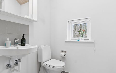 Aarre - 1Km from the Sea: Asiento Del Baño, Baño, Arreglo De Tubería, Pared, Baño, Piso, Lavabo, Suelo, Diseño De Interiores, Lavabo Del Baño