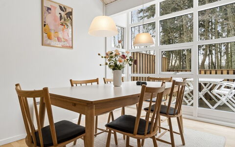 Aarre - 1Km from the Sea: Mueble, Piso, Diseño De Interiores, Comedor, Suelo, Madera, Mesa, Silla, Cocina Y Comedor Mesa, Suelos De Madera