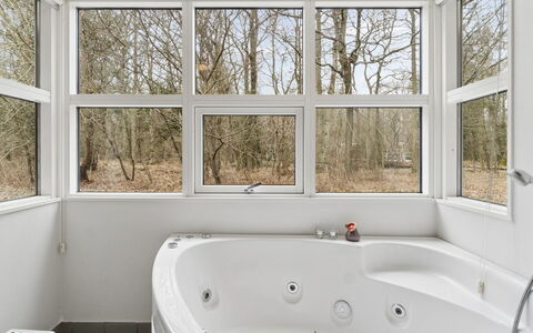 Aarre - 1Km from the Sea: Bañera, Arreglo De Tubería, Diseño De Interiores, Baño, Piso, Techo, Plomería, Suelo, Vaso, Habitación