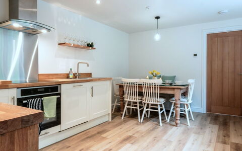 Alpine Cottage: Mueble, Diseño De Interiores, Piso, Suelo, Gabinetes, Suelos De Madera, Madera, Aparato De Cocina, Mostrador, Cocina