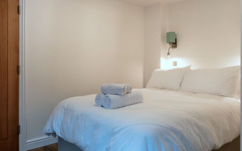 Alpine Cottage: Habitación, Cama, Pared, Diseño De Interiores, Sábana, Lecho, Mueble, Suelo, Linos, Techo