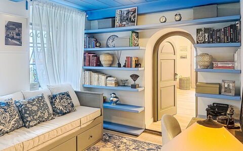 Luxury Suite 244: Mueble, Azul, Diseño De Interiores, Sofá, Pared, Piso, Suelo, Habitación, Techo, Casa