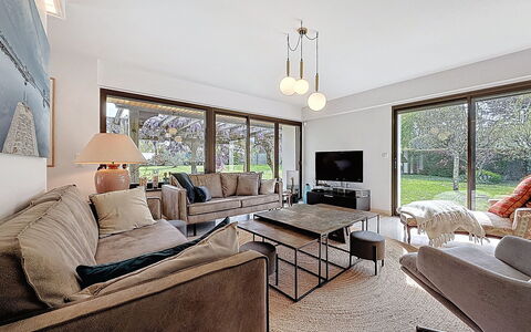 Villa Kerpunce: Mueble, Diseño De Interiores, Piso, Sofá, Suelo, Techo, Sala, Madera, Habitación, Mesa