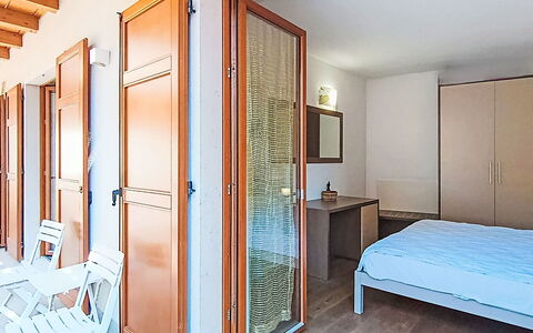 Antica Corte: Diseño De Interiores, Madera, Suelo, Piso, Techo, Mueble, Habitación, Cama, Habitación, Manchas De Madera