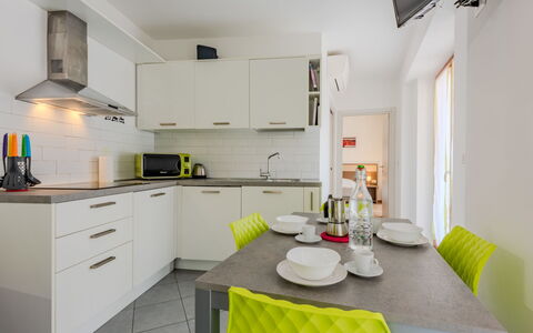 Antica Corte: Diseño De Interiores, Cocina, Piso, Mostrador, Techo, Suelo, Mueble, Habitación, Casa, Electrodoméstico
