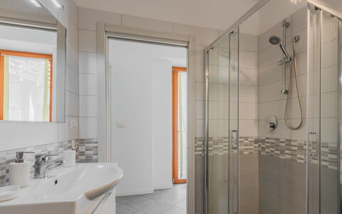 Antica Corte: Diseño De Interiores, Piso, Arreglo De Tubería, Baño, Suelo, Lavabo Del Baño, Lavabo, Techo, Grifo, Plomería