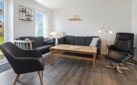 Amlethus - 2.3Km from the Sea: Mueble, Diseño De Interiores, Piso, Suelo, Madera, Sofá, Sala, Suelos De Madera, Techo, Mesa