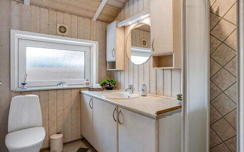 Alexis - 500M from the Sea: Madera, Arreglo De Tubería, Lavabo, Piso, Grifo, Suelo, Lavabo Del Baño, Plomería, Mueble De Baño, Baño
