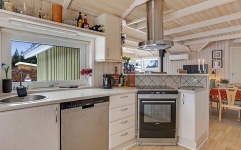 Alexis - 500M from the Sea: Cocina, Mostrador, Aparato De Cocina, Madera, Piso, Electrodoméstico, Diseño De Interiores, Techo, Gabinetes, Mueble