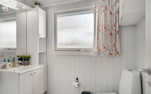 Dimo - 75M to the Fjord: Arreglo De Tubería, Diseño De Interiores, Piso, Lavabo, Grifo, Suelo, Baño, Plomería, Cortina, Techo