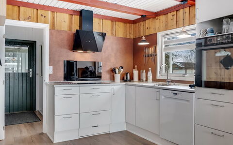 Dimo - 75M to the Fjord: Aparato De Cocina, Cocina, Electrodoméstico, Madera, Mostrador, Diseño De Interiores, Gabinetes, Piso, Techo, Electrodoméstico