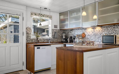 Jamie - from the Sea: Cocina, Aparato De Cocina, Mostrador, Gabinetes, Electrodoméstico, Diseño De Interiores, Piso, Madera, Electrodoméstico, Mueble