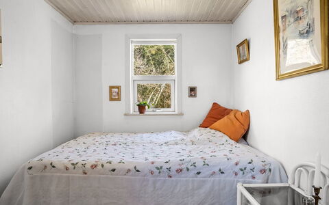 Jamie - from the Sea: Habitación, Cama, Pared, Diseño De Interiores, Mueble, Lecho, Sábana, Madera, Techo, Linos