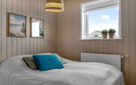 Fridhild - 450M from the Sea: Madera, Piso, Diseño De Interiores, Suelo, Habitación, Techo, Suelos De Madera, Habitación, Mueble, Cama