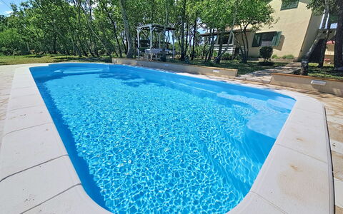 Country Pleasures Cottage: Azul, Piscina, Material Compuesto, Fuente De Agua, Loseta