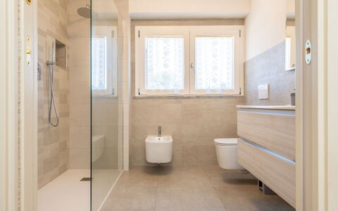 Rose Adriano Home: Baño, Piso, Suelo, Arreglo De Tubería, Diseño De Interiores, Pared, Baño, Plomería, Lavabo, Grifo
